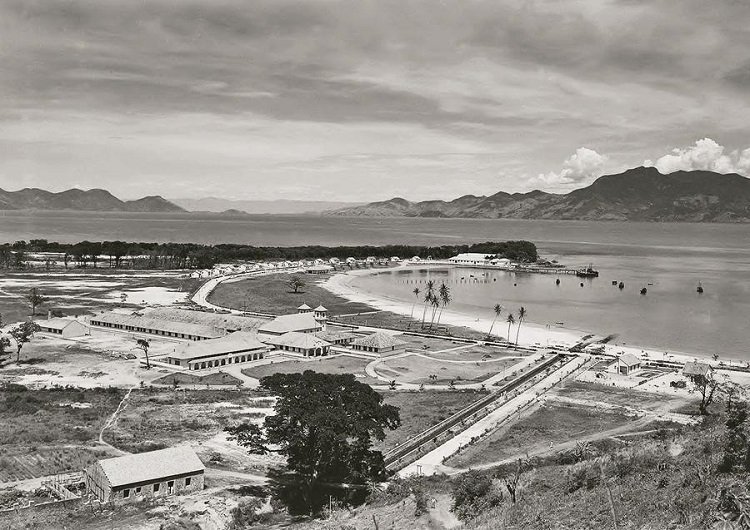 Vista aérea em preto e branco do complexo da Escola de Pesca Darcy Vargas na década de 1940