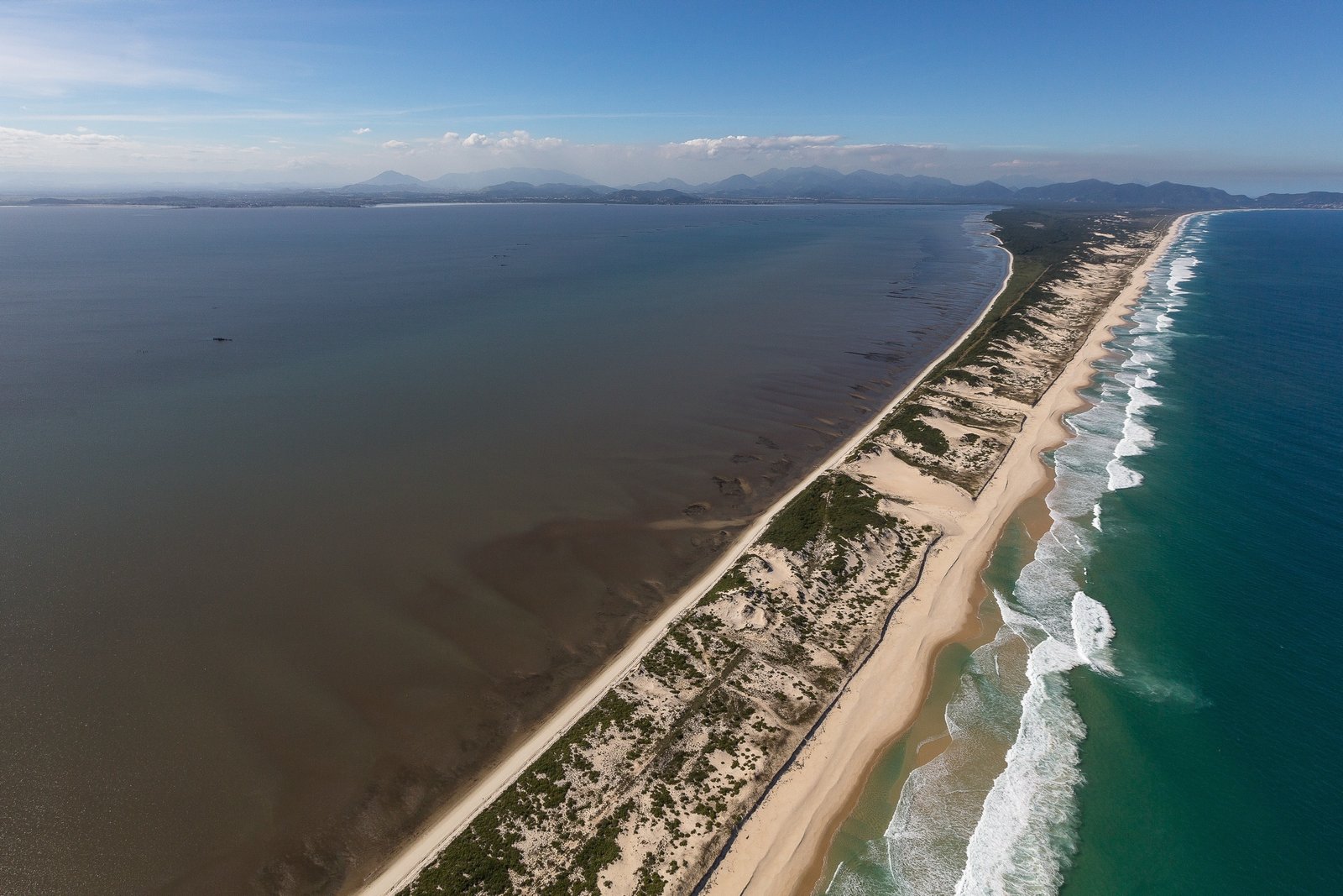 Vista aérea do cordão arenoso da Restinga da Marambaia entre o oceano e a Baía de Sepetiba