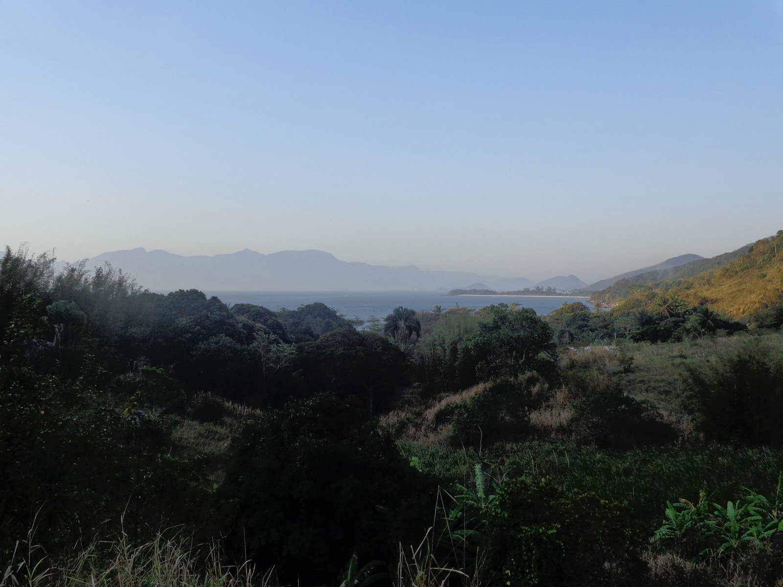 Entardecer dourado sobre as águas da Ilha da Marambaia